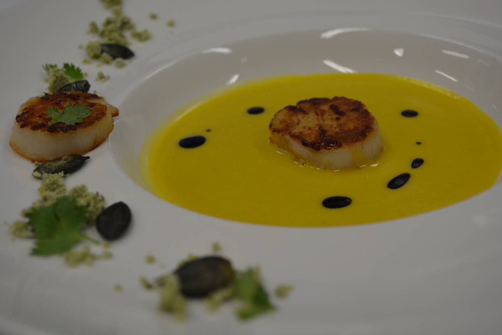 Kokos-Kürbiscremesuppe mit Jakobsmuschel  Symbolfoto