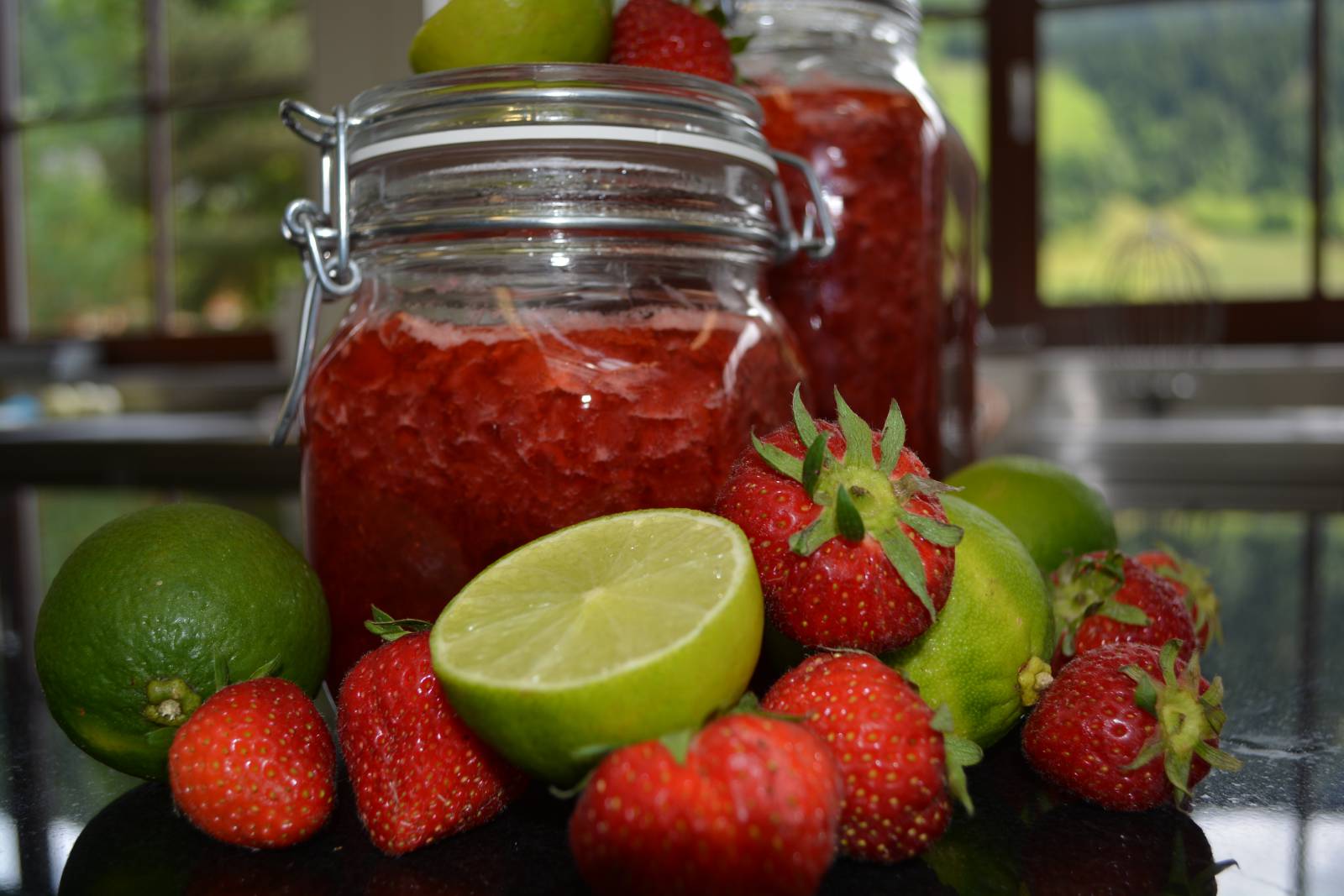 Erdbeere küsst Limette Symbolfoto