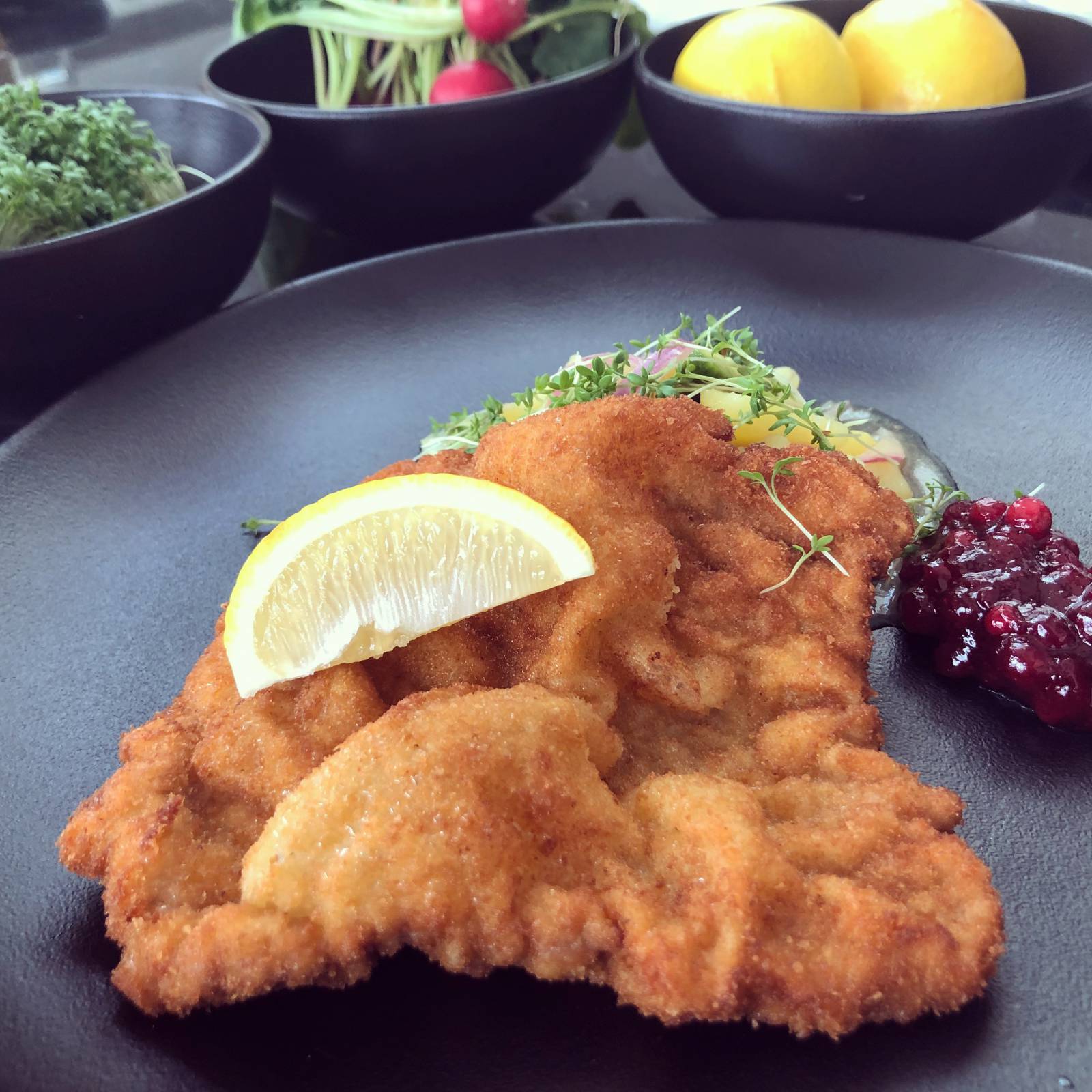 Original Wiener Schnitzel mit Kartoffelsalat Symbolfoto