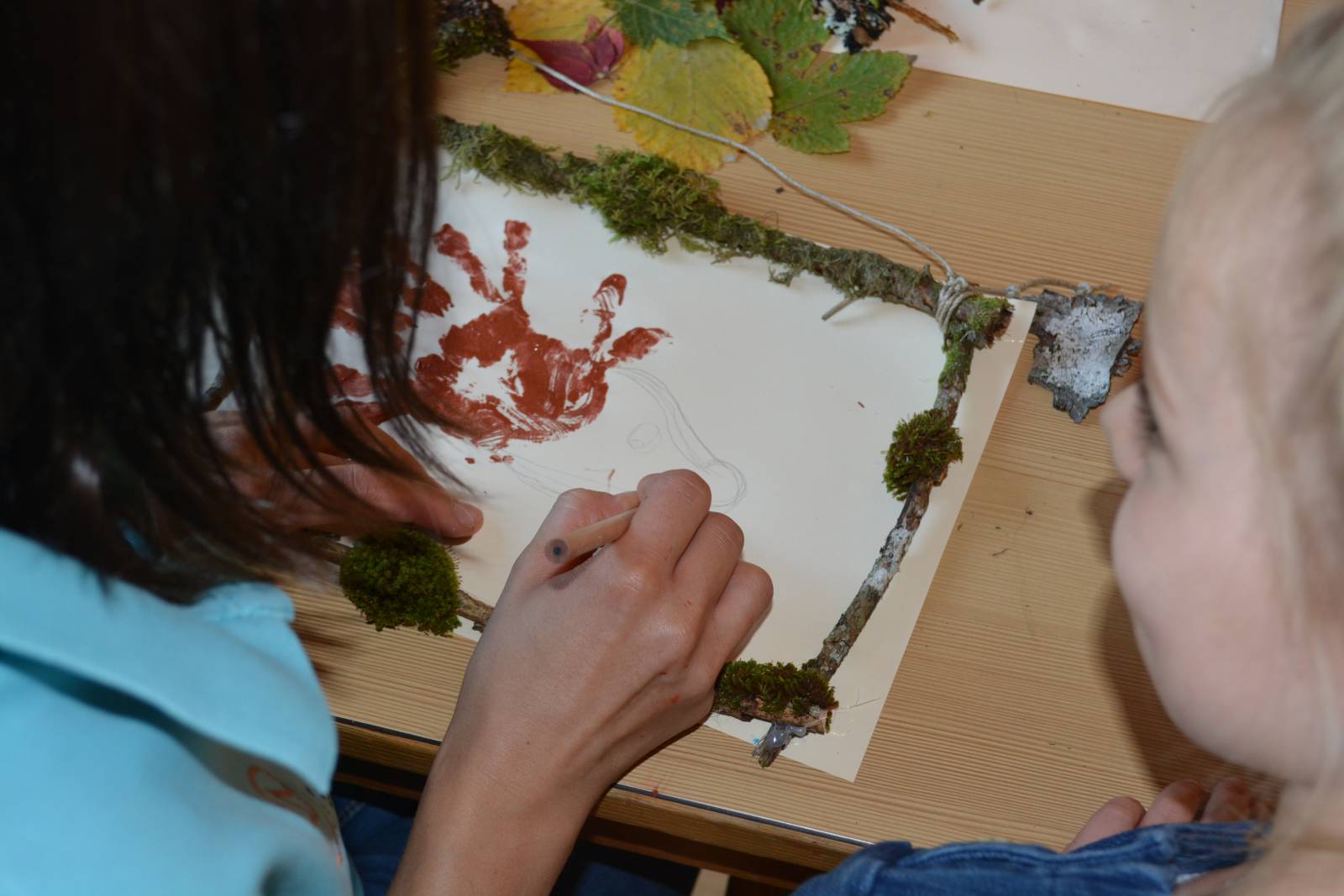 Herbstbasteln mit Kindern Symbolfoto
