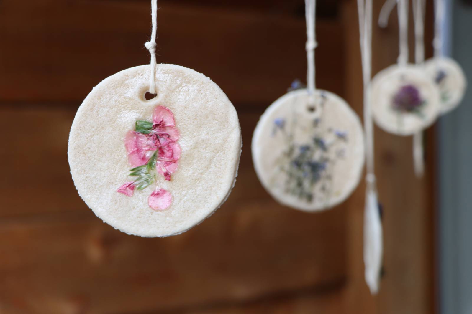 Wiesenblütenanhänger aus Salzteig  Symbolfoto