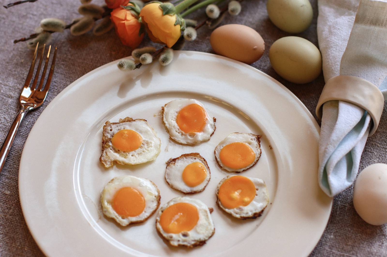 Mini-Spiegeleier aus gefrorenen Eiern Symbolfoto