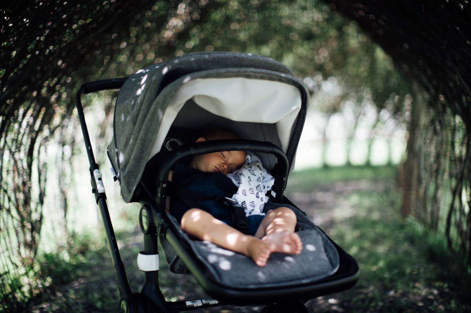 MOAR BABY - LESS BAGGAGE! Symbolfoto