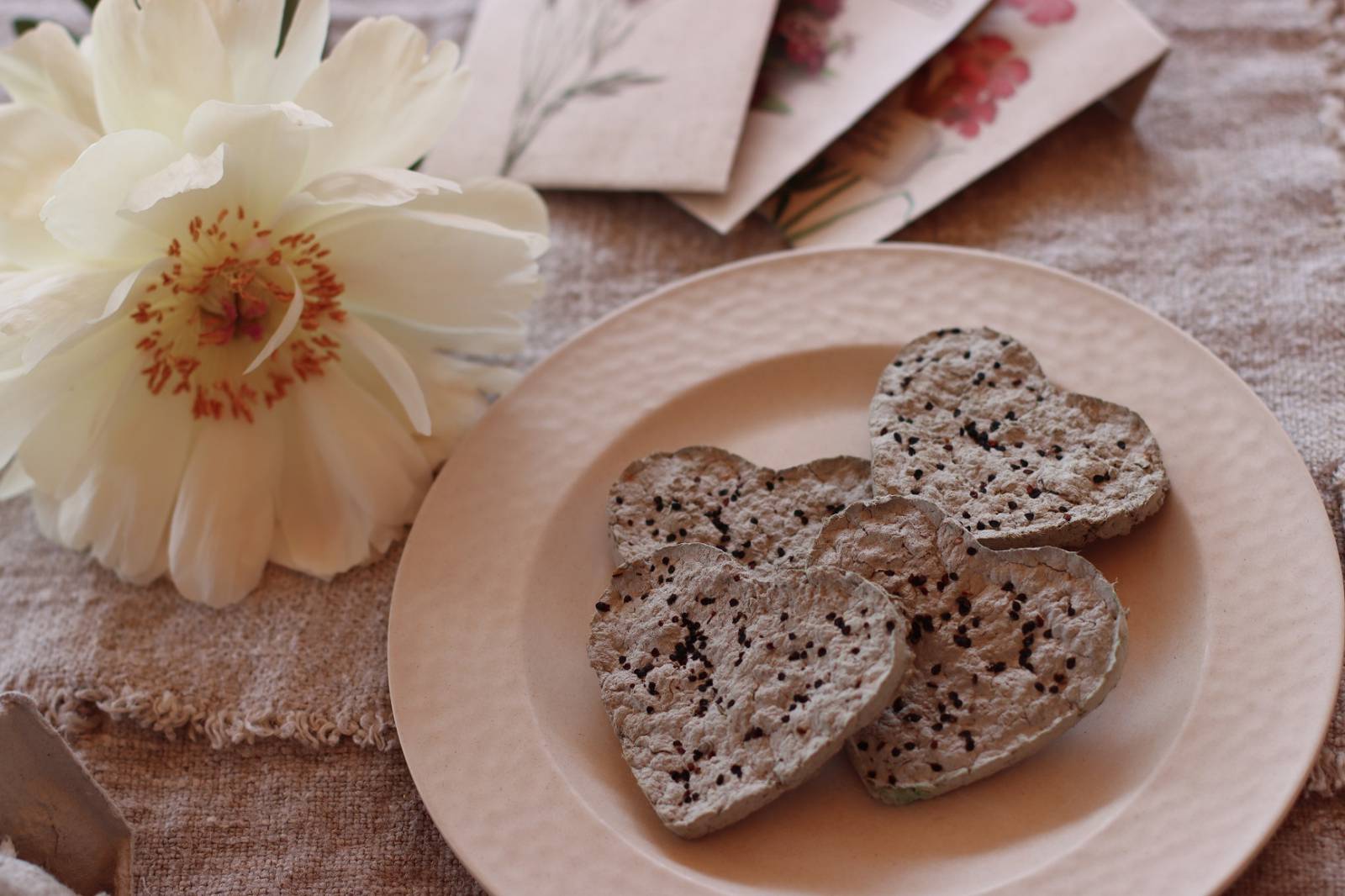 BLUMENSAMEN-HERZEN ZU MUTTERTAG  Symbolfoto