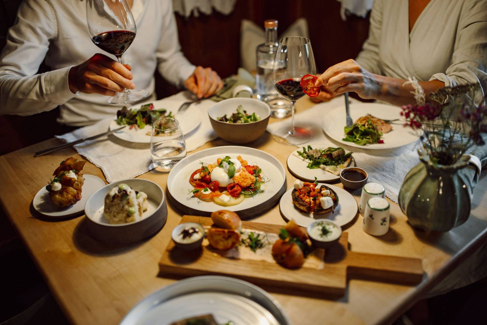 MOAR sharing - sharing culinary experiences together symbolic picture