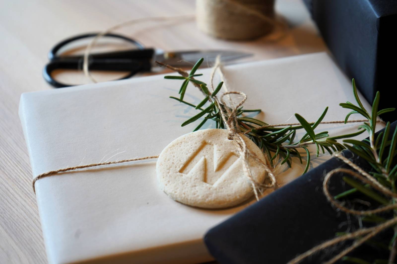 Geschenke mit Salzteig-Anhängern Symbolfoto