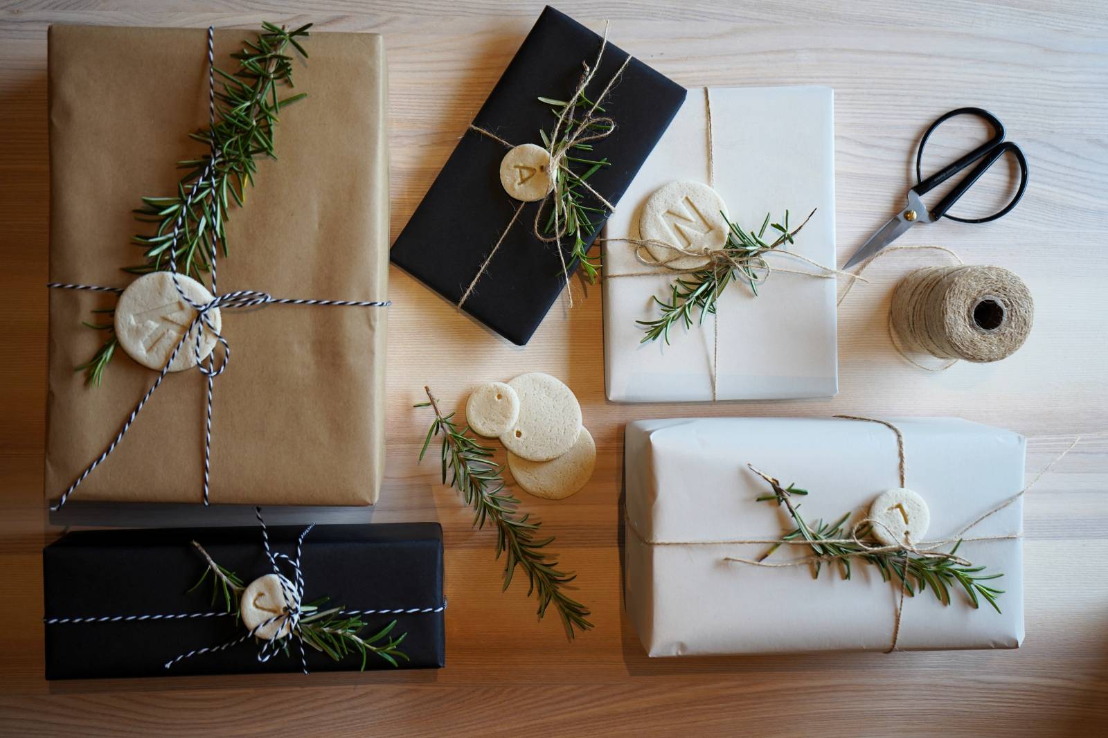 Geschenke mit Salzteig-Anhängern Symbolfoto