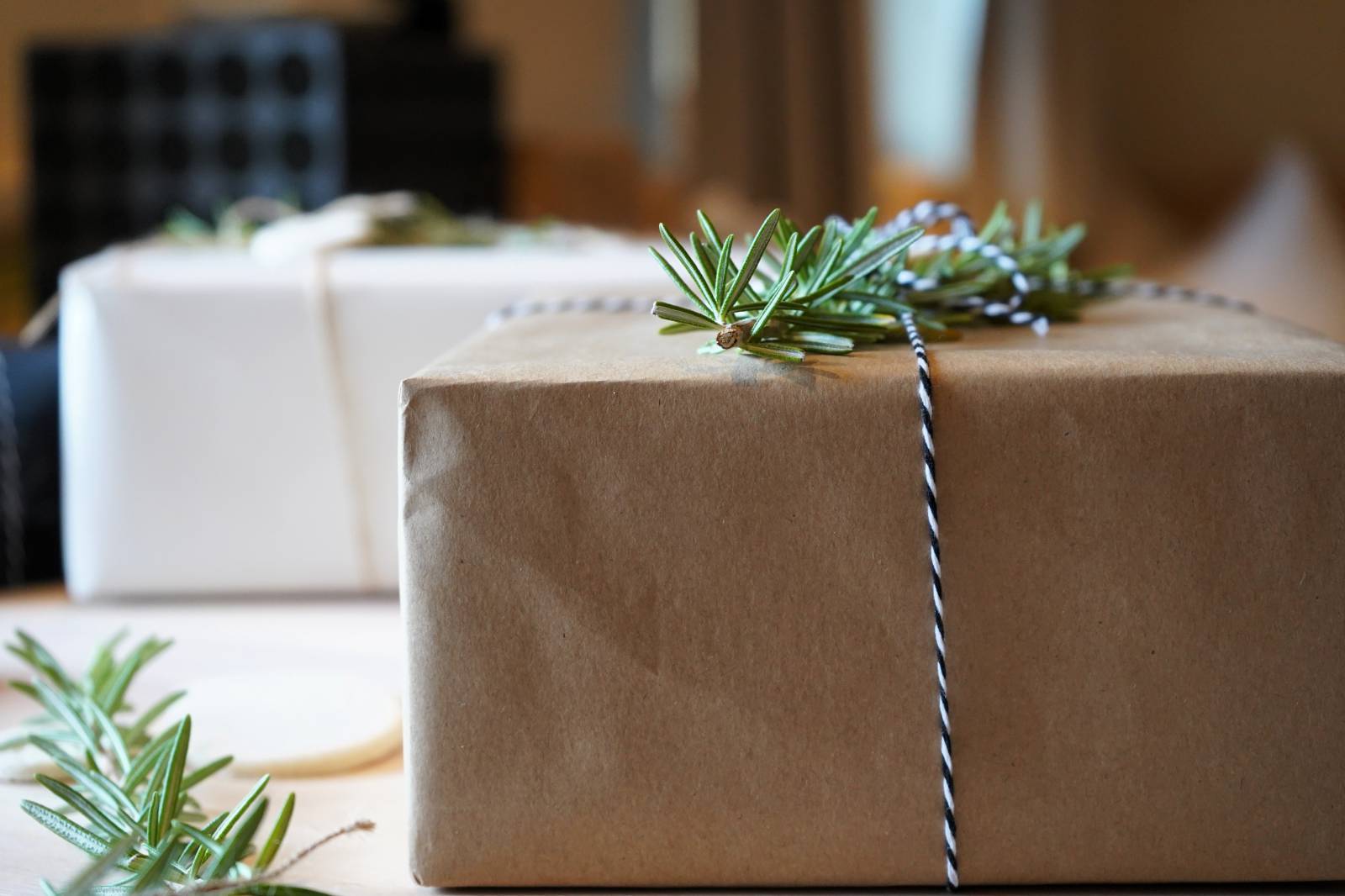 Geschenke mit Salzteig-Anhängern Symbolfoto