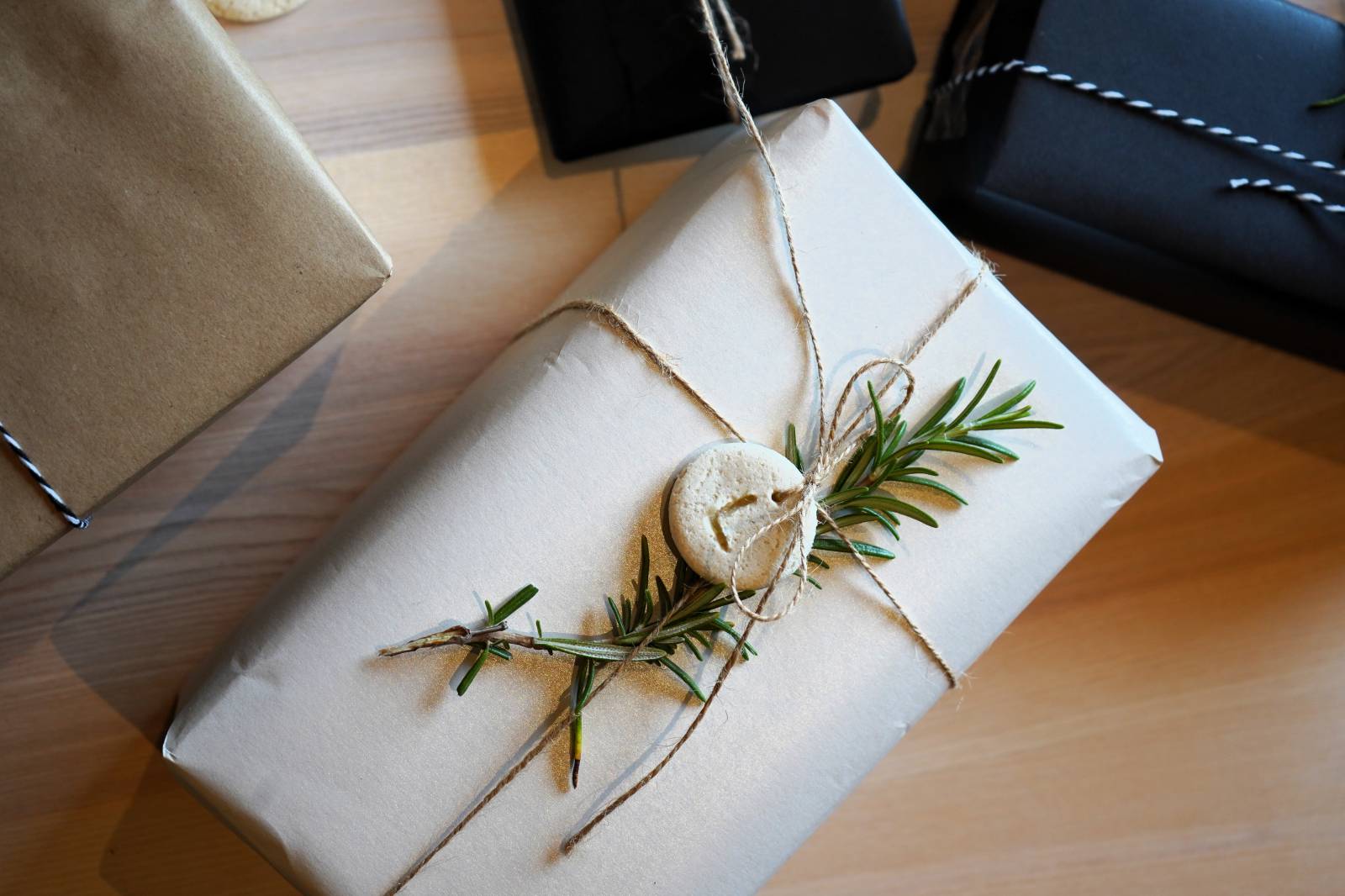 Geschenke mit Salzteig-Anhängern Symbolfoto