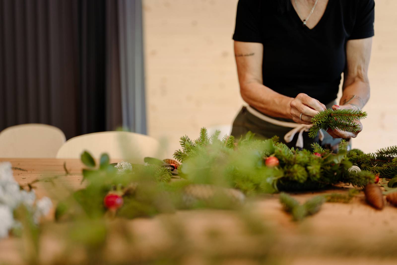 Adventkranzbinden am Moar Gut Symbolfoto