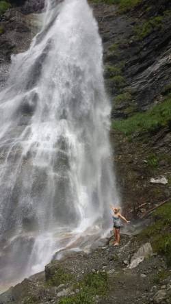 Service Babs am Kreealm-Wasserfall