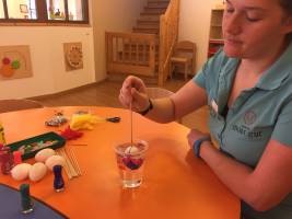 Plastik-Ei in Becher mit Nagellack eintunken
