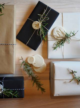 Geschenke mit Salzteig-Anhängern Symbolfoto