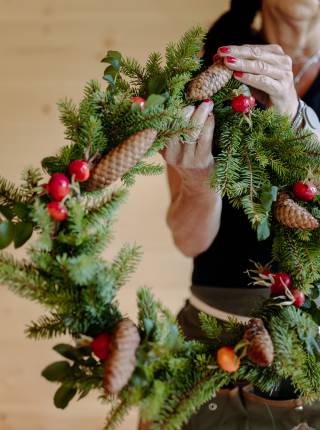 Adventkranzbinden am Moar Gut Symbolfoto