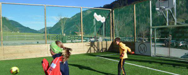 neuer Soccerplatz mit Kunstrasen