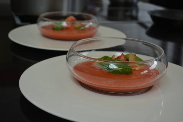 Servierte Erdbeer Gazpacho