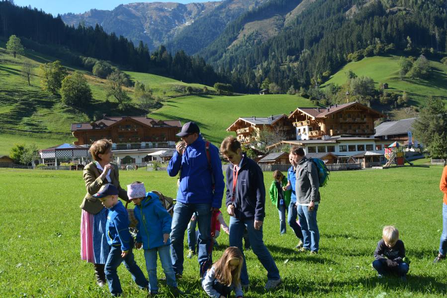 Wildkräuterführung im Hotel Moar Gut mit Seniorchefin Maria