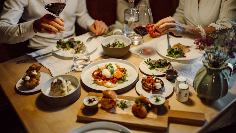 MOAR sharing - sharing culinary experiences together symbolic picture