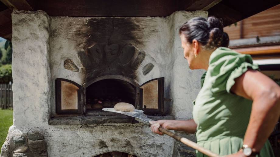 Baking farmhouse bread with Eva symbolic picture
