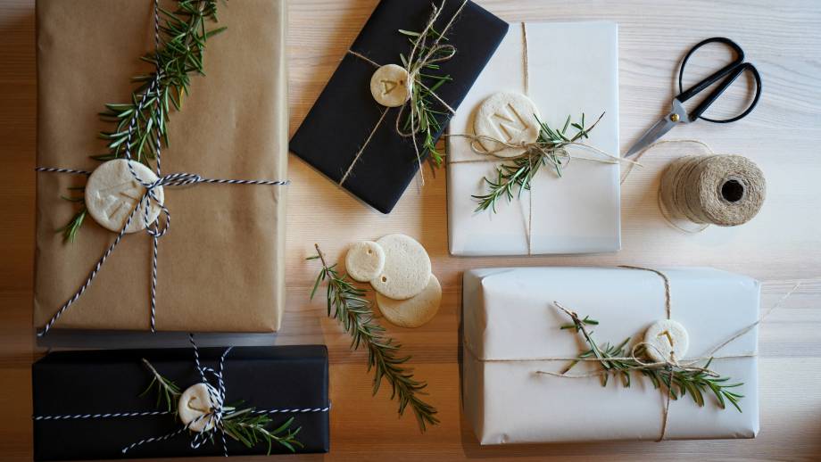Geschenke mit Salzteig-Anhängern Symbolfoto