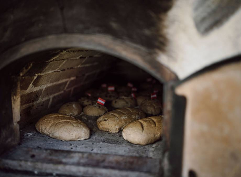 Baking farmhouse bread with Eva symbolic picture
