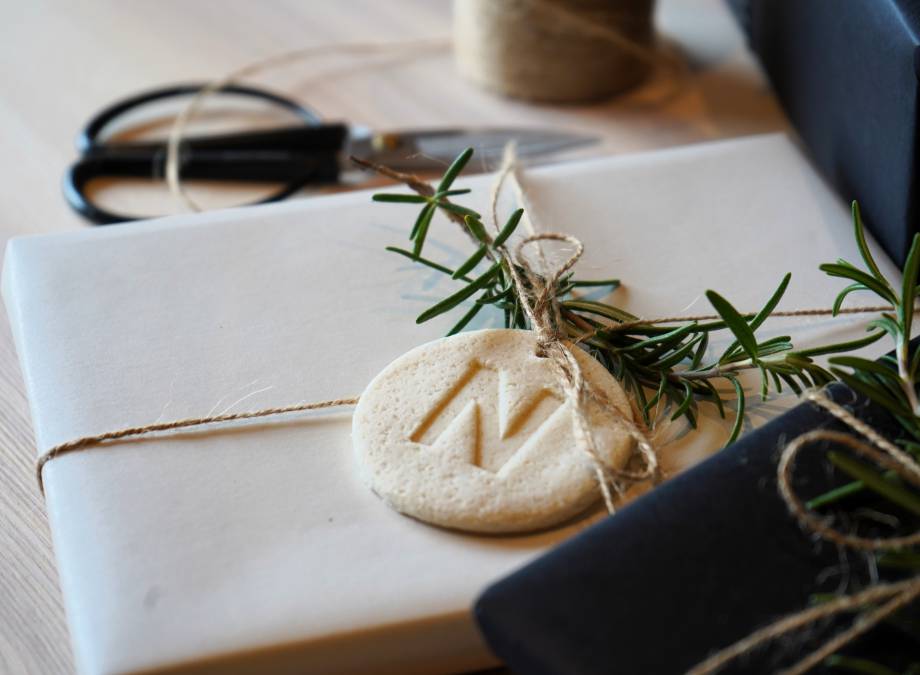 Geschenke mit Salzteig-Anhängern Symbolfoto