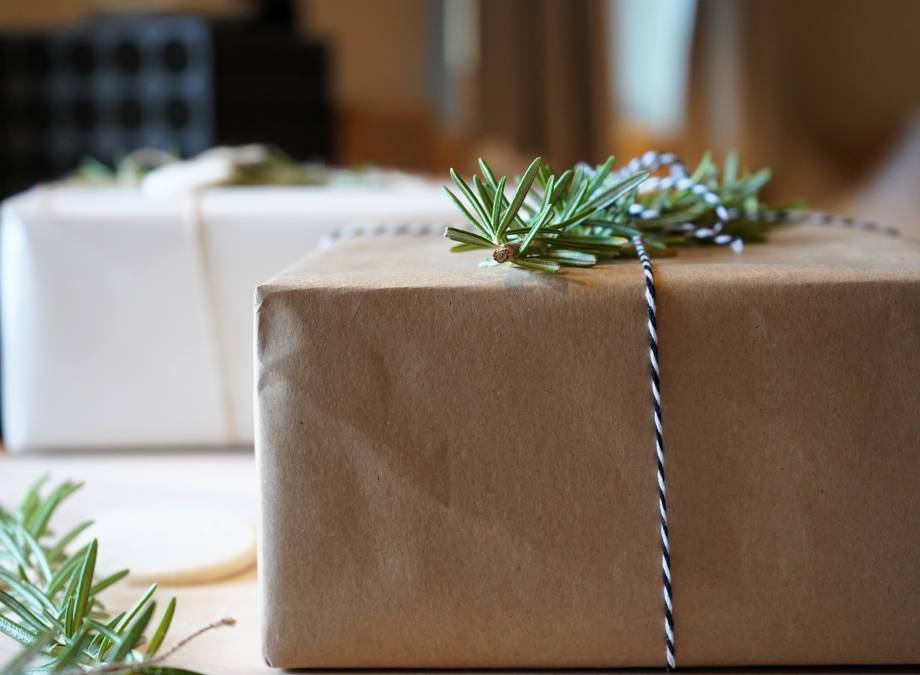 Geschenke mit Salzteig-Anhängern Symbolfoto