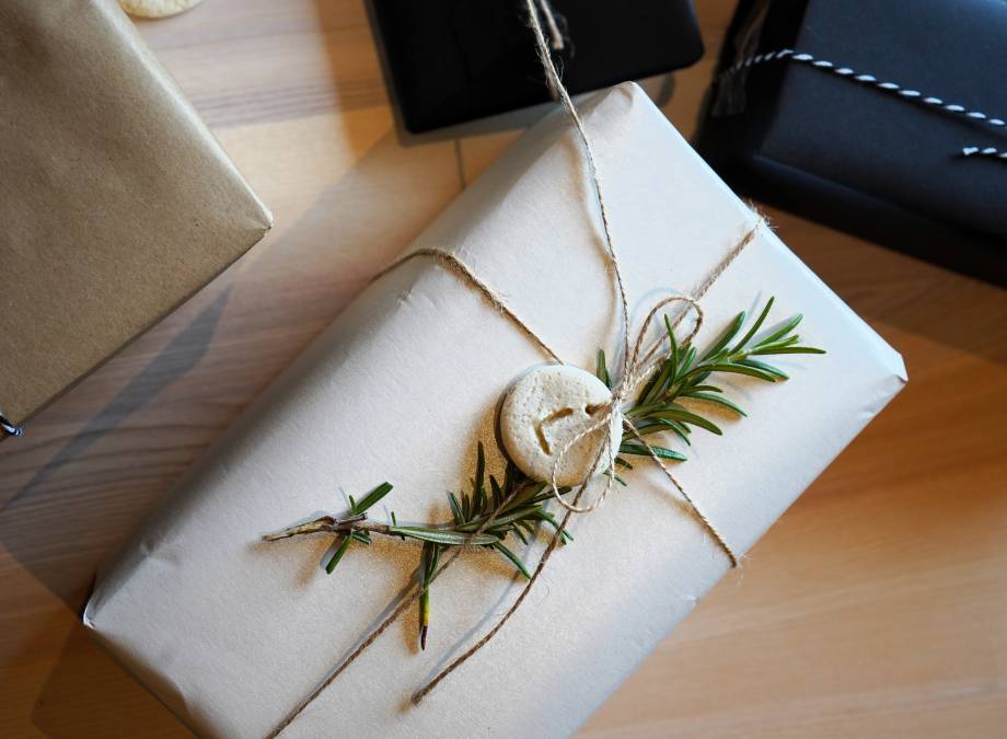 Geschenke mit Salzteig-Anhängern Symbolfoto