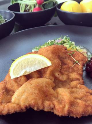 Original Wiener Schnitzel mit Kartoffelsalat Symbolfoto