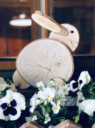 Zauberhafter Holz-Osterhase  Symbolfoto