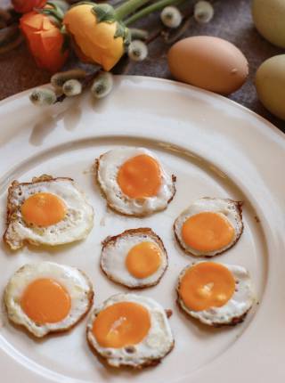 Mini-Spiegeleier aus gefrorenen Eiern Symbolfoto