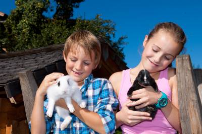 Kinder mit Hässchen auf dem Arm