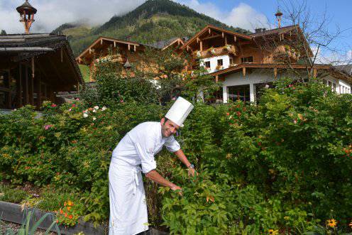 Chefkoch Markus im Moar Gut Kräutergarten