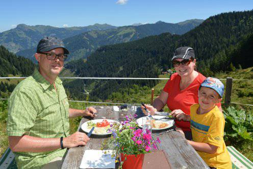 Familie genießt eine Jause