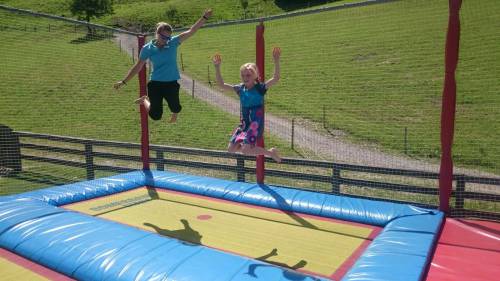 Kinderbetreuerin Daniela auf dem Trampolin im Moar Gut