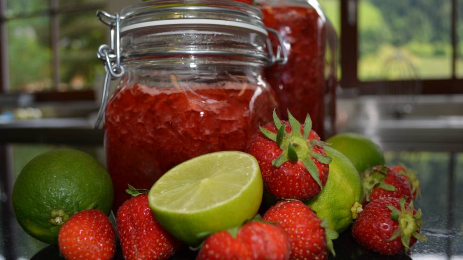 Erdbeere küsst Limette Symbolfoto