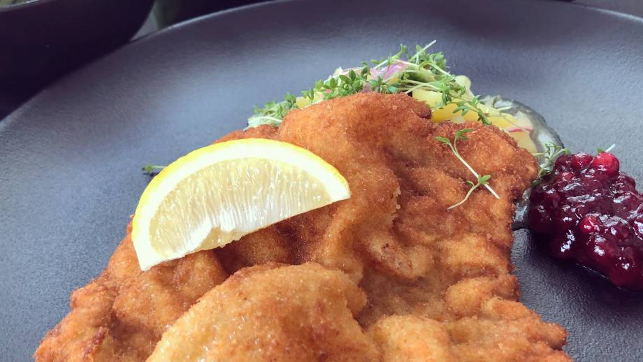 Original Wiener Schnitzel mit Kartoffelsalat Symbolfoto