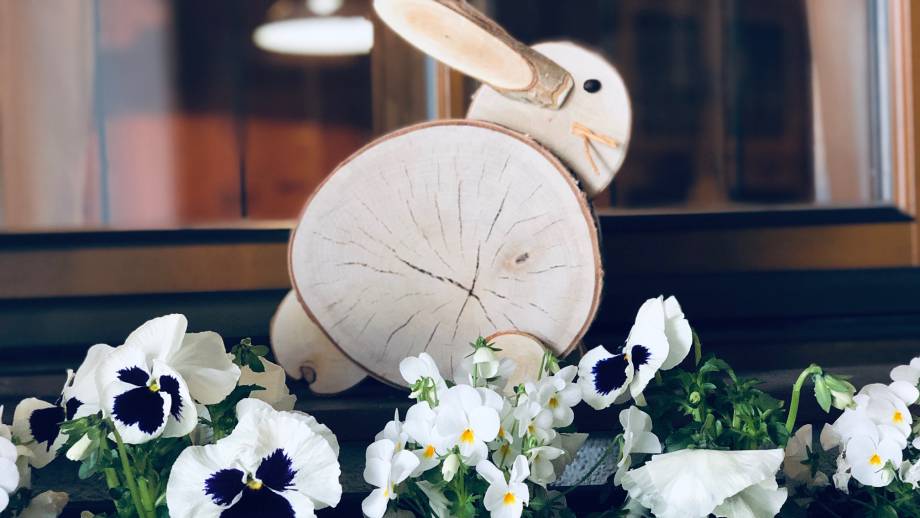 Zauberhafter Holz-Osterhase  Symbolfoto