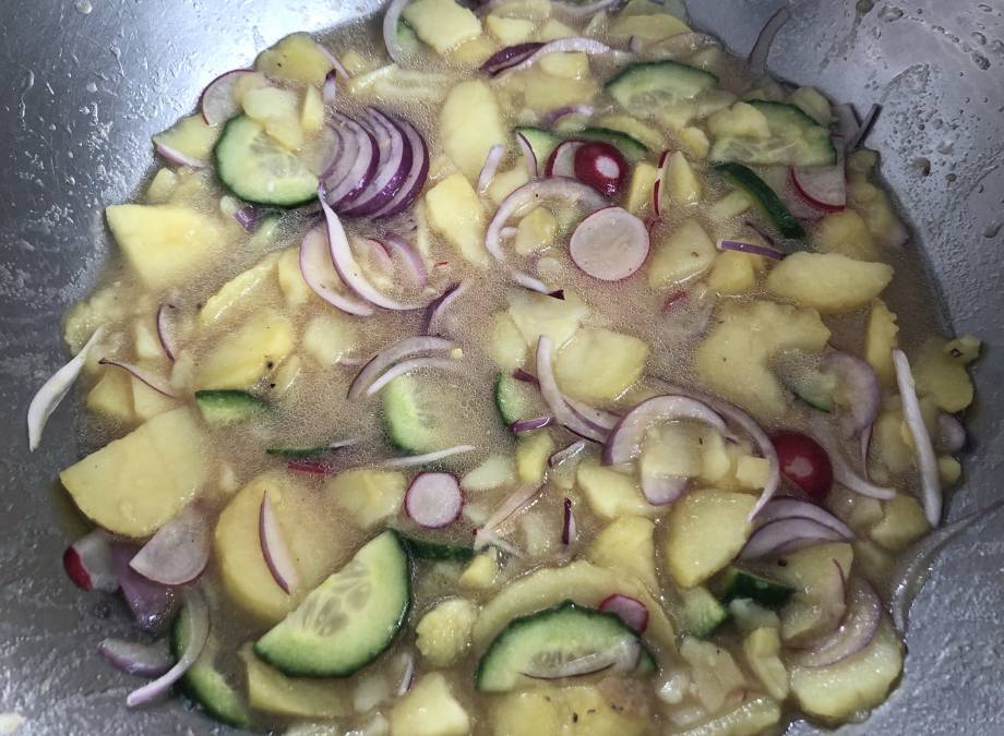 Original Wiener Schnitzel mit Kartoffelsalat Symbolfoto