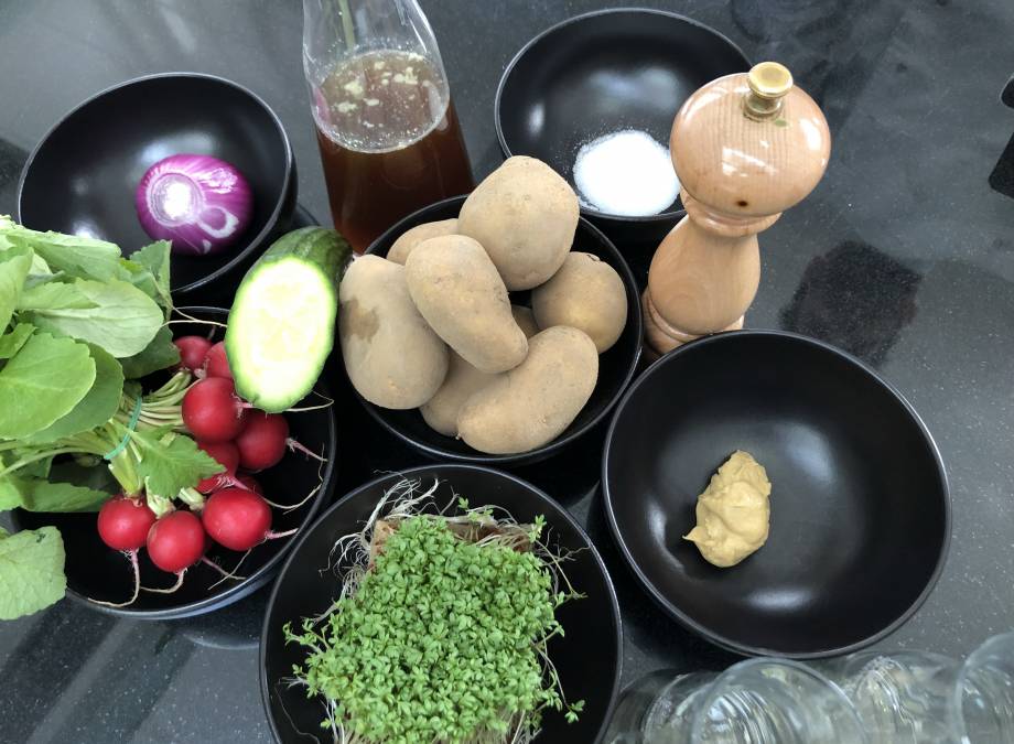 Original Wiener Schnitzel mit Kartoffelsalat Symbolfoto