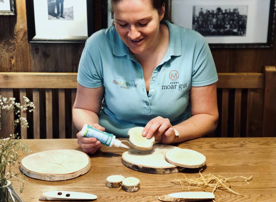 Zauberhafter Holz-Osterhase  Symbolfoto