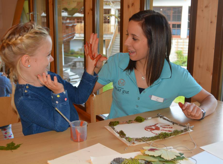 Herbstbasteln mit Kindern Symbolfoto