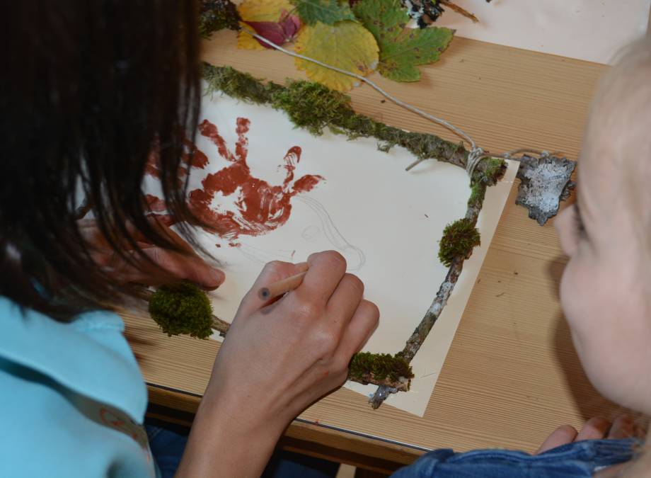 Herbstbasteln mit Kindern Symbolfoto