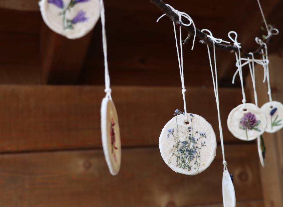 Wiesenblütenanhänger aus Salzteig  Symbolfoto