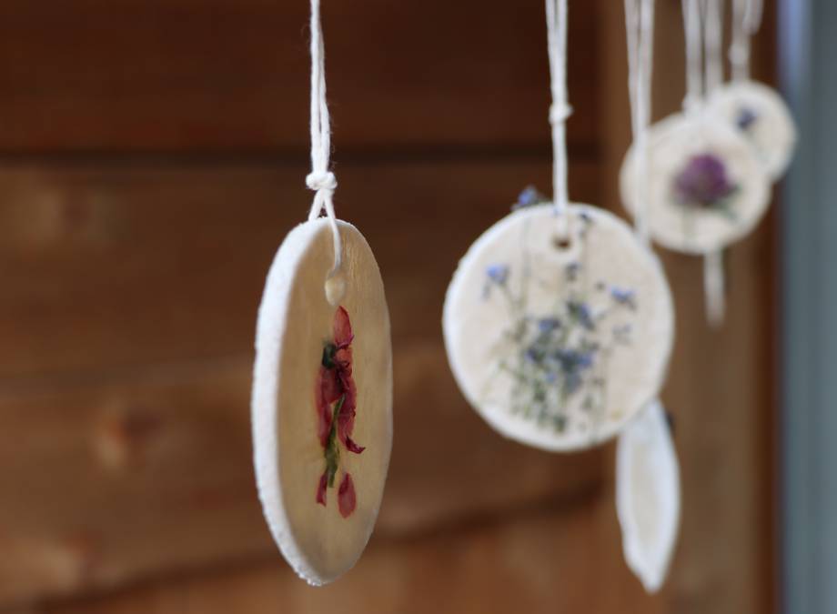 Wiesenblütenanhänger aus Salzteig  Symbolfoto