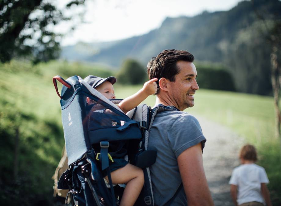 MOAR BABY - LESS BAGGAGE! Symbolfoto