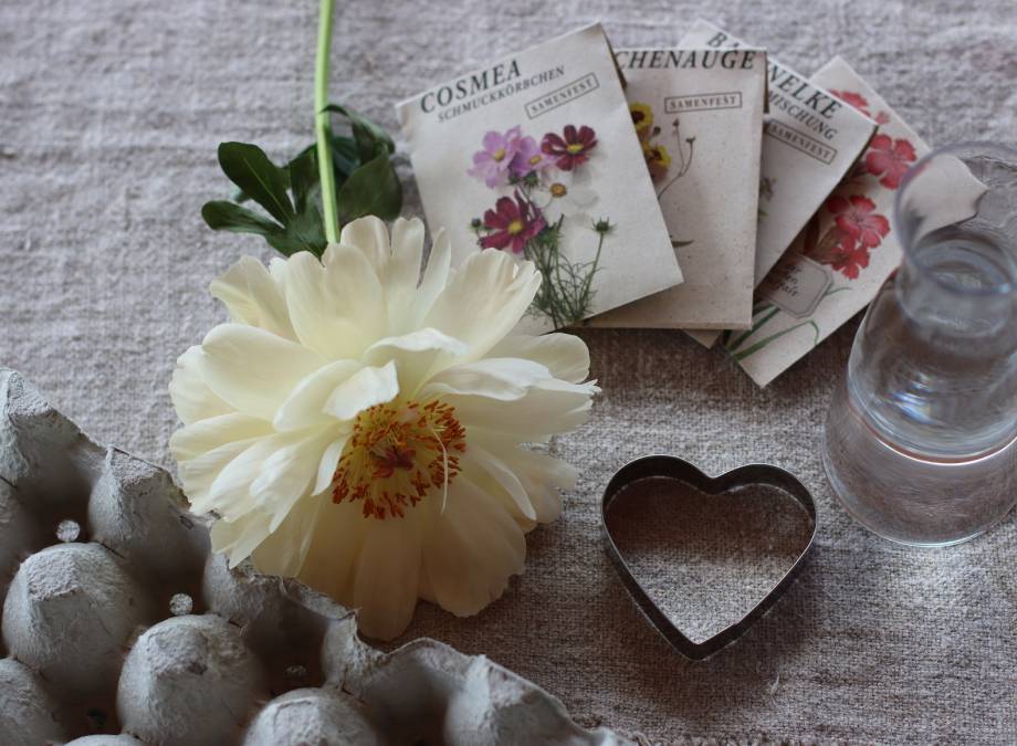 BLUMENSAMEN-HERZEN ZU MUTTERTAG  Symbolfoto
