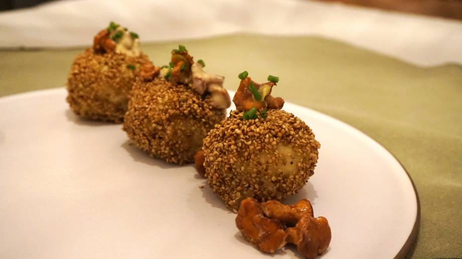 Sesamknödel mit Pfifferling-Gorgonzolasauce | moar gut