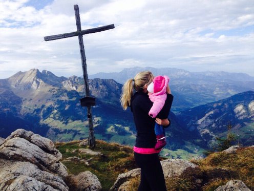 Familie am Gipfelkreuz