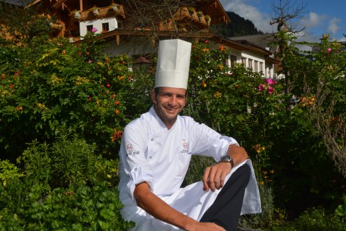 Markus im Kräutergarten